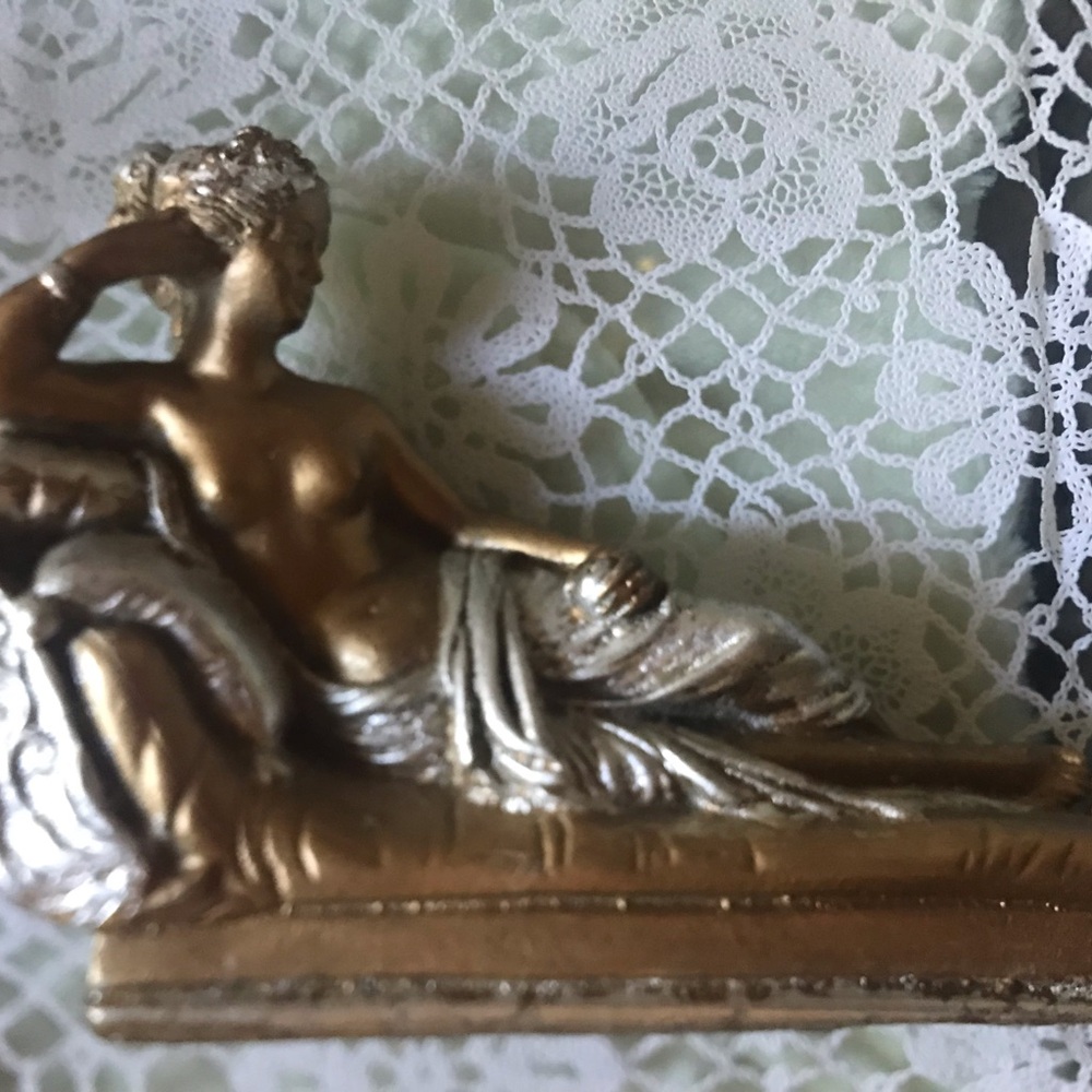 A decorative feminine feature